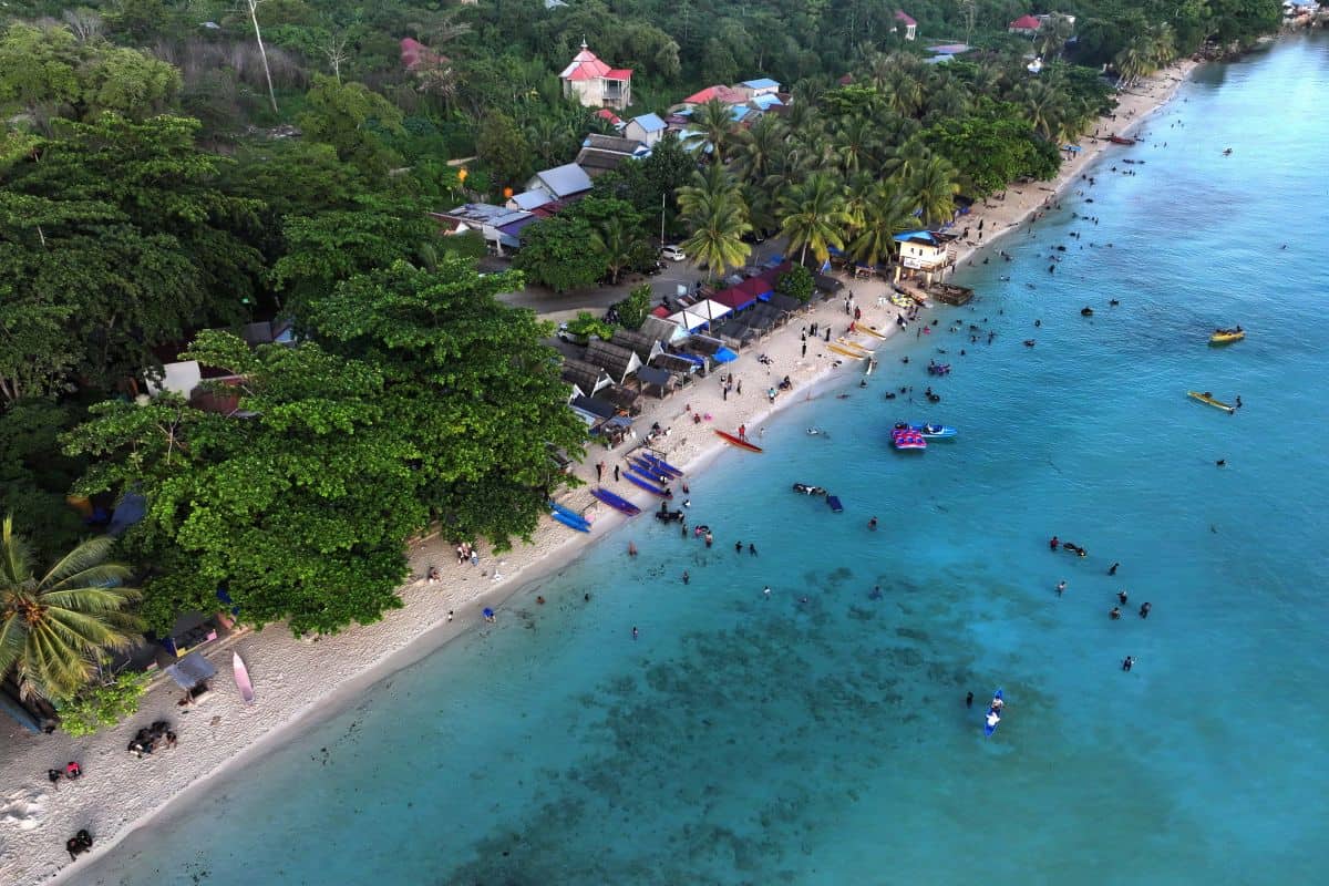Pantai Terbaik di Indonesia untuk Gathering Skala Besar